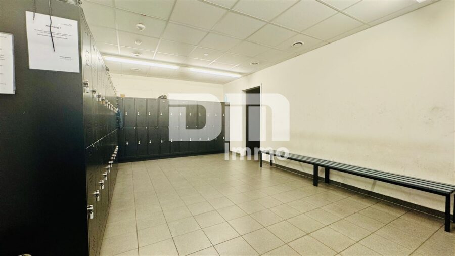 Gewerbeensemble Produktionshallen + Bürogebäude und umfangreiche Freiflächen - Umkleide 1